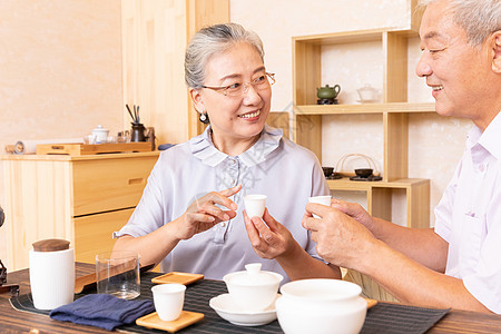 老年夫妇茶室品茶喝茶图片