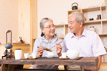 倒茶叶泡茶的老年人图片