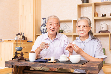 老年夫妇茶室品茶喝茶图片