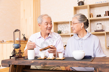 倒茶叶泡茶的老年人图片