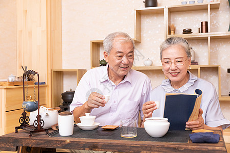 老年夫妇茶室喝茶看书图片