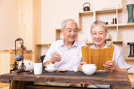 老年夫妇茶室喝茶看书图片