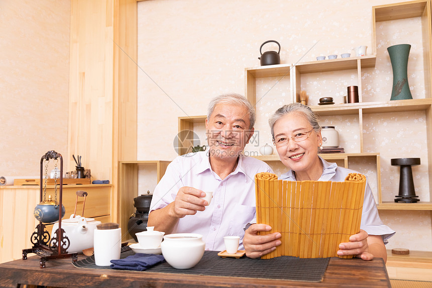 老年夫妇茶室喝茶看书图片