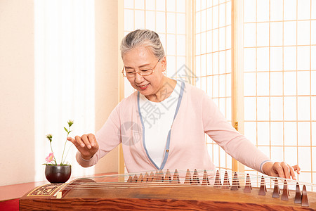 中国元素弹古筝的老奶奶背景