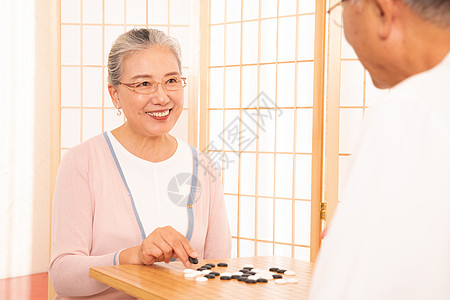 老年夫妇下棋老年夫妇下围棋背景