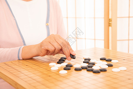 老年夫妇下围棋特写图片