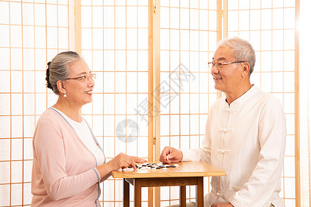 老年夫妇下围棋休闲高清图片素材