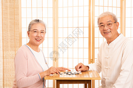 老年夫妇下围棋传统高清图片素材