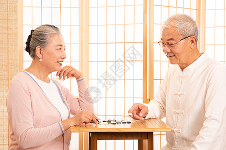 老年夫妇下围棋背景图片