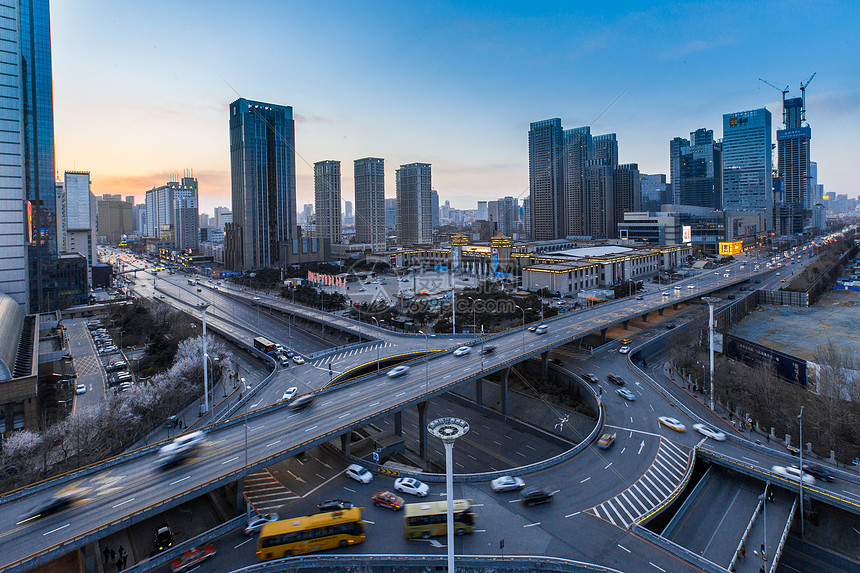 城市高架车流延时摄影图片