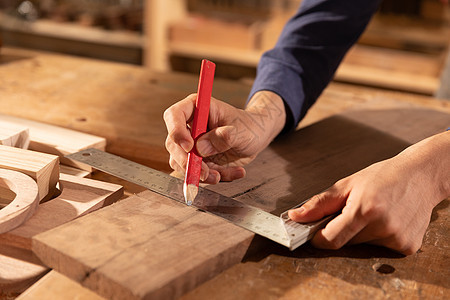 木匠工人测量木料图片