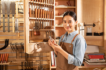 木匠美女工人检查手工工具图片