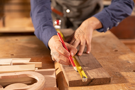 木匠工作室木匠男性工人测量木料背景