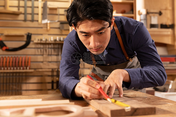 木匠男性工人测量木料图片