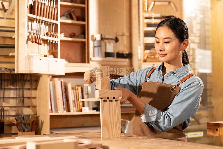 木匠美女工人定做木质家具