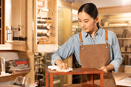 木匠美女工人给木材上色刷漆高清图片