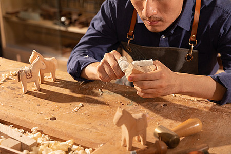 男性匠人制作木块雕刻特写图片