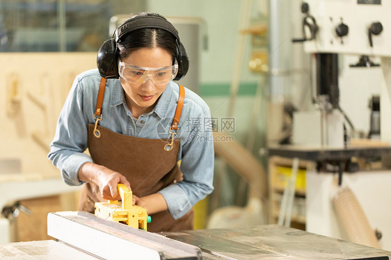 木匠美女工人检查手工工具图片