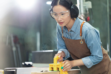 木匠美女工人检查手工工具图片