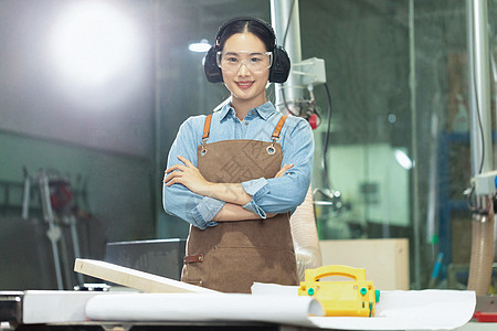 木工匠人女性职业形象高清图片