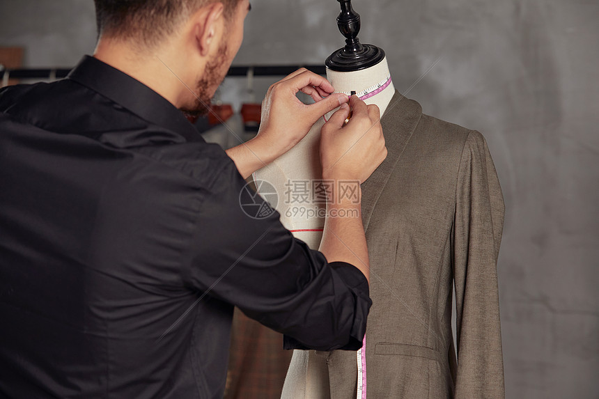 服装设计师在工作室测量服装尺码图片