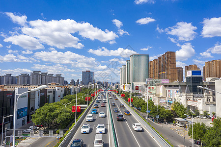 石家庄蓝天白云城市CBD道路车流高清图片