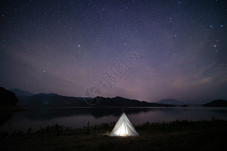 璀璨夜空横贯夜空的璀璨银河背景