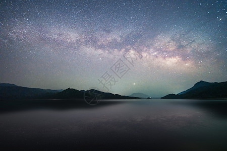 大海星辰横贯夜空的璀璨银河背景