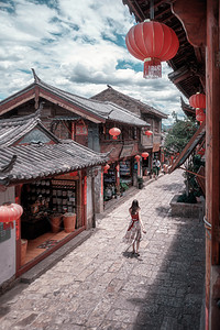 丽江女孩丽江古城老街的倩影背景