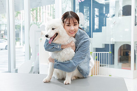 青年美女与宠物萨摩耶快乐相伴萨摩耶狗高清图片素材