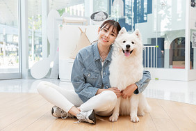 青年美女与宠物萨摩耶快乐相伴主人高清图片素材