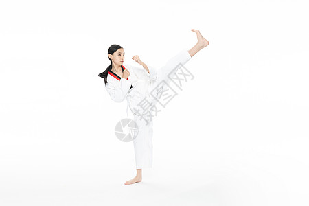 青少年女生练习跆拳道踢腿