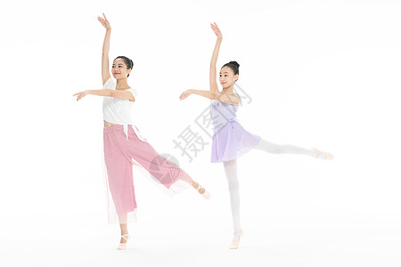 小女孩跳芭蕾舞舞蹈老师和青少年学生一同跳芭蕾舞背景