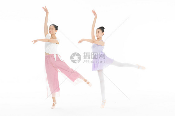 舞蹈老师和青少年学生一同跳芭蕾舞图片