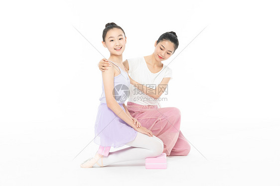 舞蹈老师教青少年学生伸展压腿图片