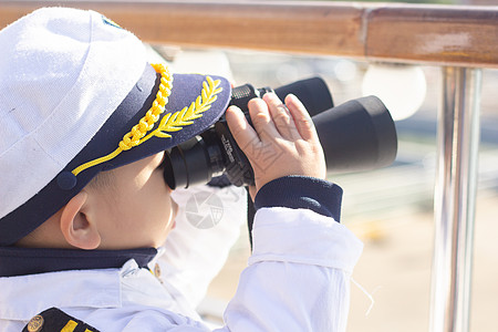 航海望远镜小朋友拿望远镜眺望远方背景