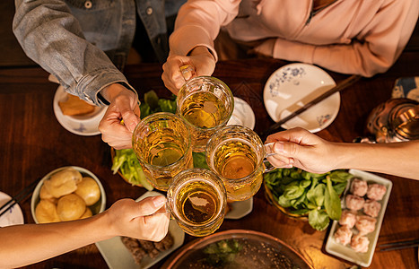 青年聚餐喝啤酒干杯特写背景图片