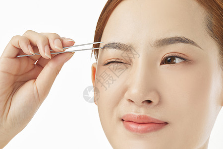 女性使用镊子修整眉形图片