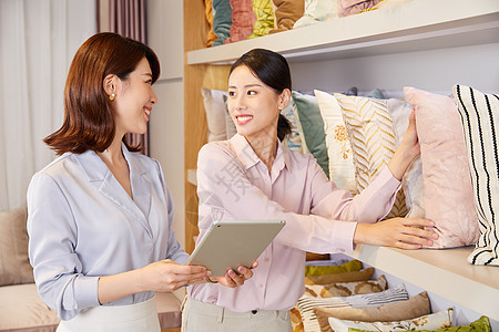 年轻女性软装店选购抱枕背景图片