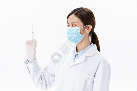 佩戴口罩的医生手持注射器图片