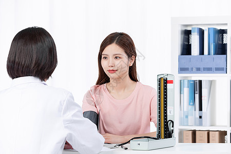 医生为女患者测量血压图片
