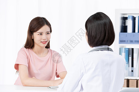 医生门诊室为女性患者问诊沟通高清图片素材