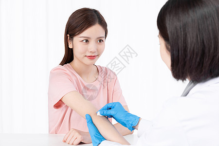 女医生为患者注射疫苗图片