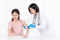 女医生为患者注射疫苗图片