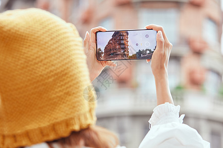 秋季女孩旅游博主手机拍照打卡特写背景