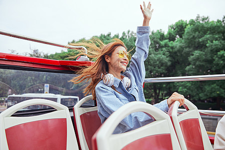 自信美女旅游博主坐大巴城市旅游图片