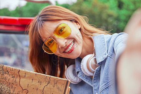 在观光大巴上自拍的美女青年背景图片