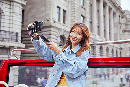 旅行拍照的女孩旅游博主直播城市旅行背景