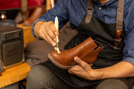 男性鞋匠保养护理皮鞋图片