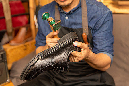 中年男性皮匠修理皮鞋图片